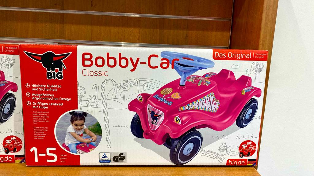 Bobby-Car im Test: Eine Verpackung eines Bobby-Cars stehend in einem Regal.