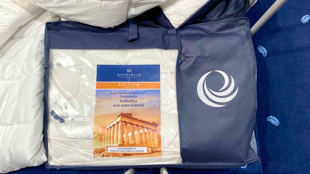Im Test: Eine verpackte 4-Jahreszeiten-Bettdecke von oben.