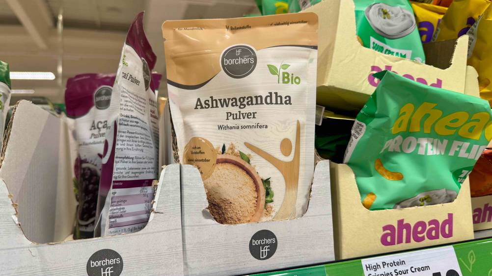 Das getestete bio Ashwagandha-Pulver befindet sich in einem Karton neben anderen Produkten.