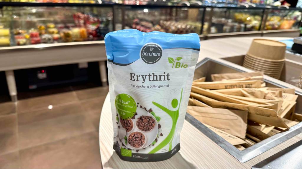 Test: Eine Tüte Bio-Erythrit steht auf einem Tisch zum selbstbedienen.