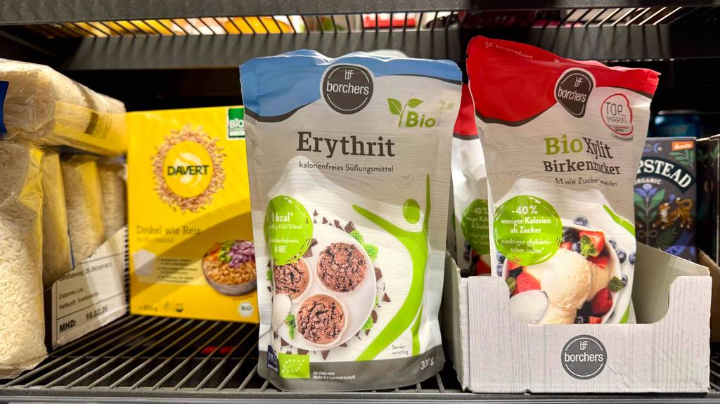 Getestetes Bio-Erythrit steht in einem Regal.