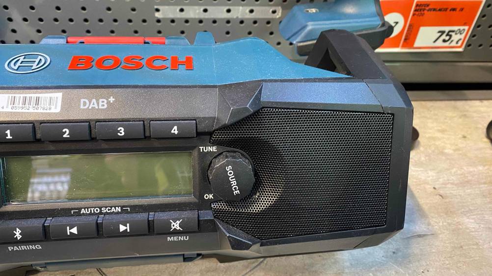 Im Test: Bedienelemente eines Baustellenradios in Nahaufnahme.