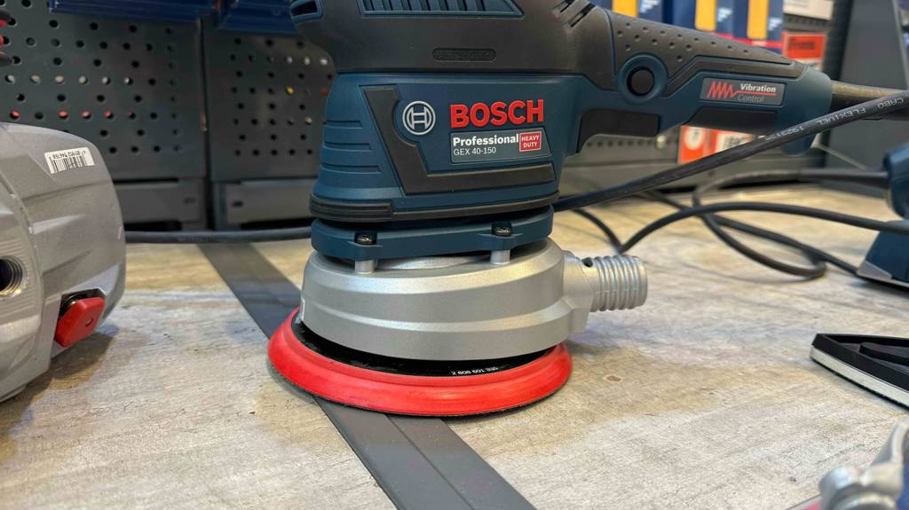 Nahaufnahme des unteren Teils des getesteten 150-mm-Exzenterschleifers.