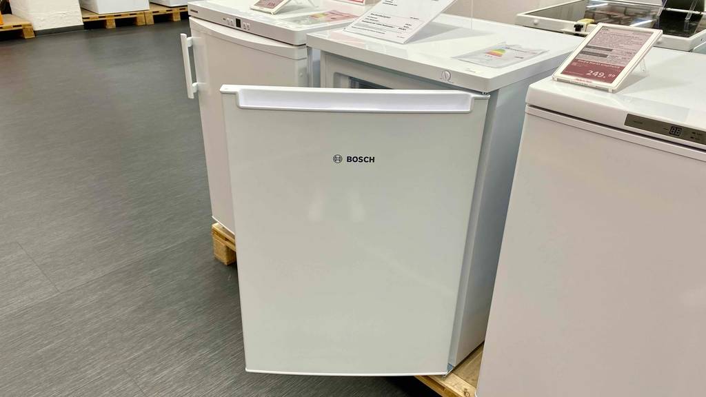 Gefrierschrank-80-Liter im Test: ein Gefrierschrank von Bosch mit Blick auf die leicht geöffneter Türe.