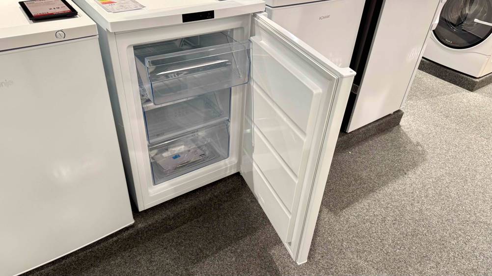 Der getestete Bosch-Gefrierschrank im geöffneten Zustand, während ebenfalls die Schublade leicht geöffnet ist.