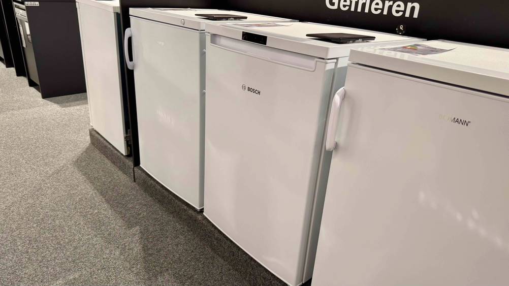 Der getestete Bosch-Gefrierschrank steht neben anderen Modellen in einem Geschäft.