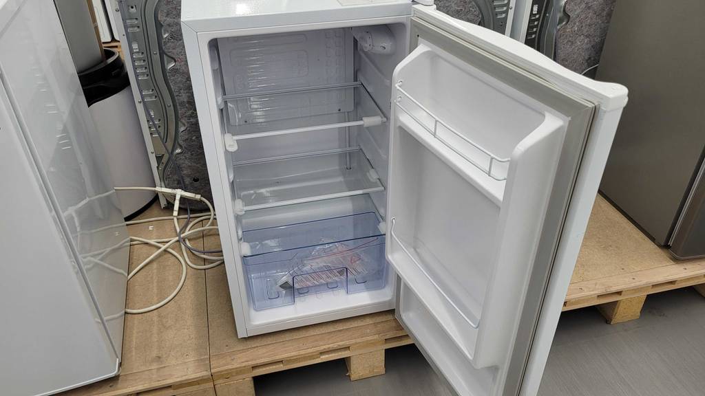 Unterbau-Kühlschrank-Test: ein Unterbau-Kühlschrank im geöffneten Zustand.