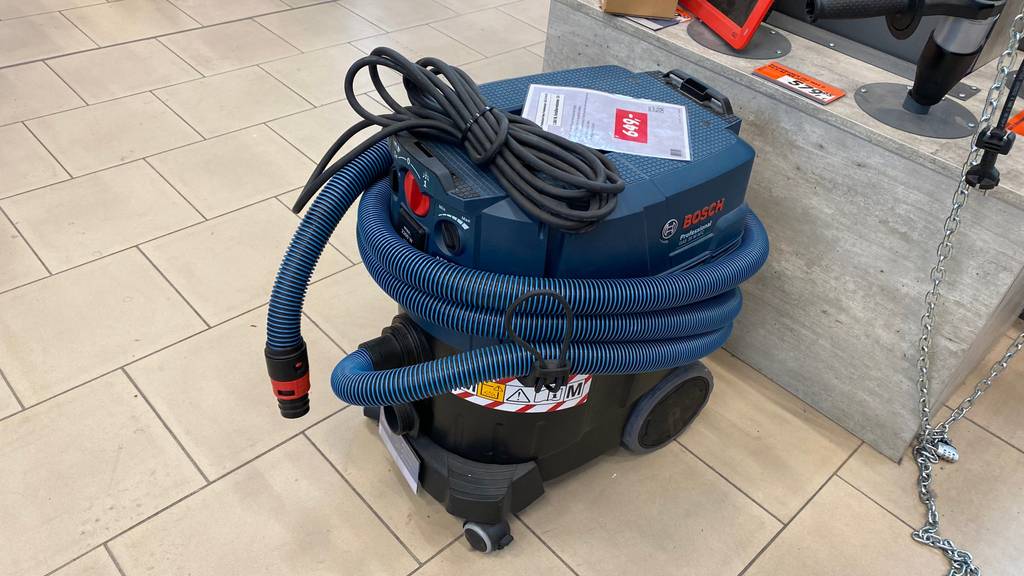 Im Test: Ein Bosch Nass-Trockensauger steht auf einem Fliesenboden.