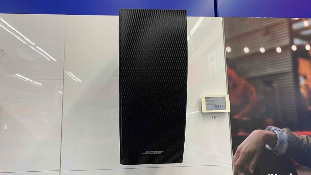 Im Test: Ein Wandlautsprecher von vorne an eine helle Wand monitert.