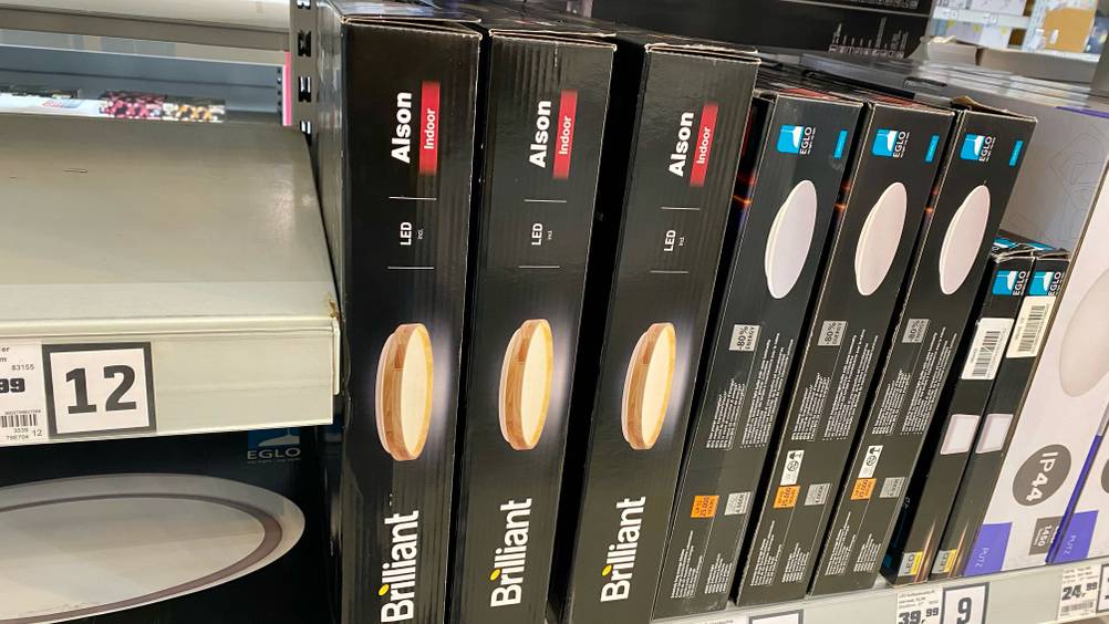 Im Test: Mehrer verpackte LED-Deckenleuchten nebeneinander im Regal.