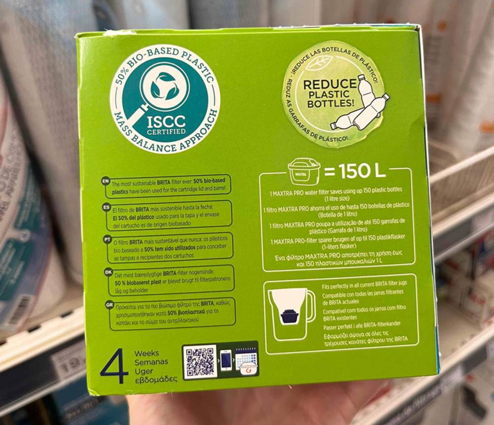 Wasserfilter getestet: Verpackung von Wasserfilter wird in der Hand gehalten mit Hinweisen zum Produkt.