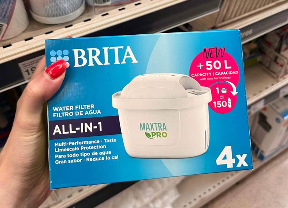 Wasserfilter im Test: Verpackung von Wasserfilter der Marke Brita wird in der Hand gehalten mit vier Wasserfilter darin.