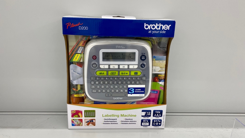 Beschriftungsgerät im Test: Verpackung vom Beschriftungsgerät steht vor einer weißen Wand.