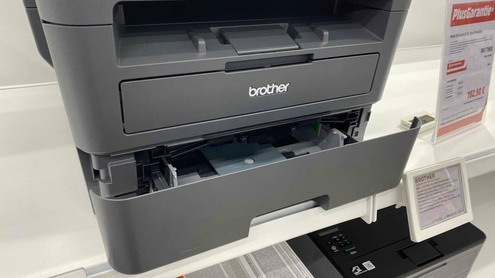 Unterseite vom getesteten Laserdrucker mit Scanner ist geöffnet.
