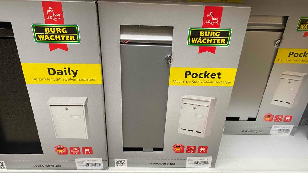 Im Test: Mehrere Briefkästen nebeneinander im Regal.