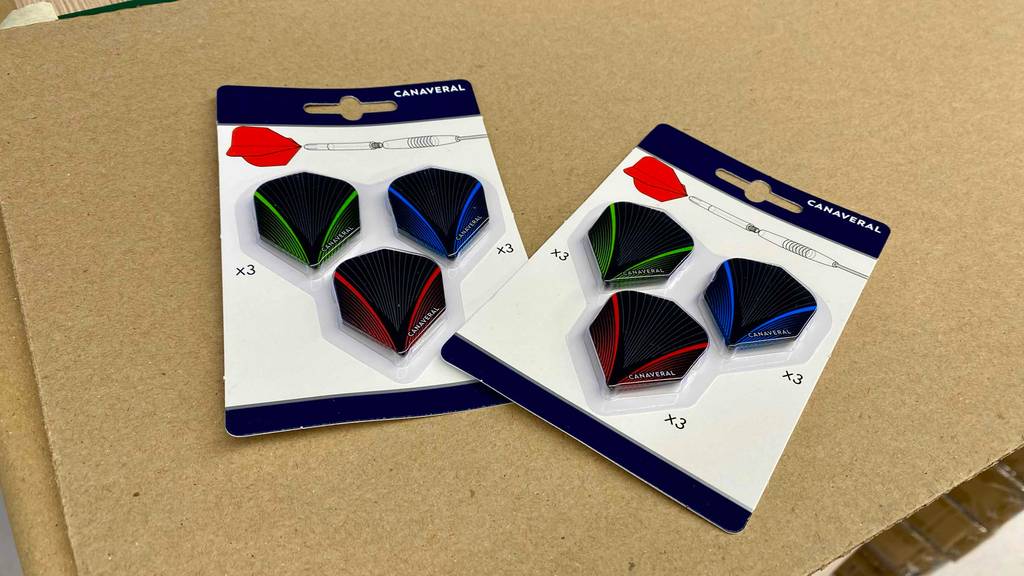 Dart-Flights im Test: zwei Packungen Dart-Flights mit jeweils neun Stück darin.
