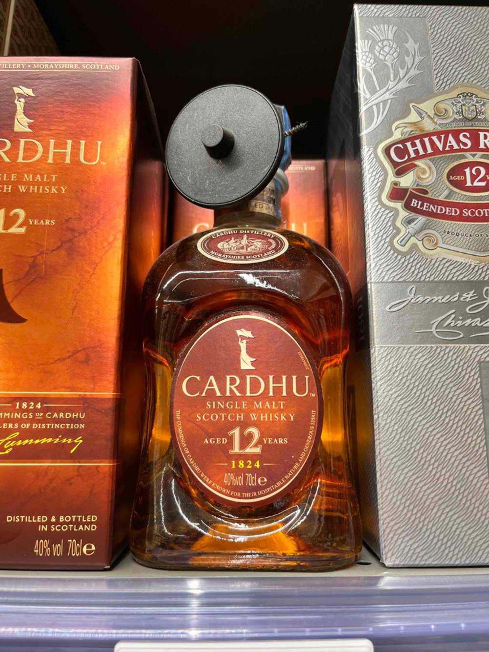 Single-Malt-Scotch-Whisky getestet: Nahaufnahme einer Flasche Whisky im Regal