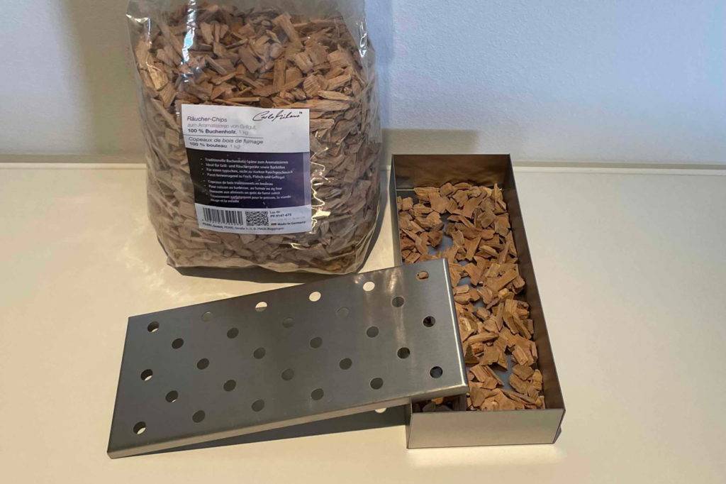 Räucherchips-Test: Räucherchips in einer Verpackung und in einer Schale.