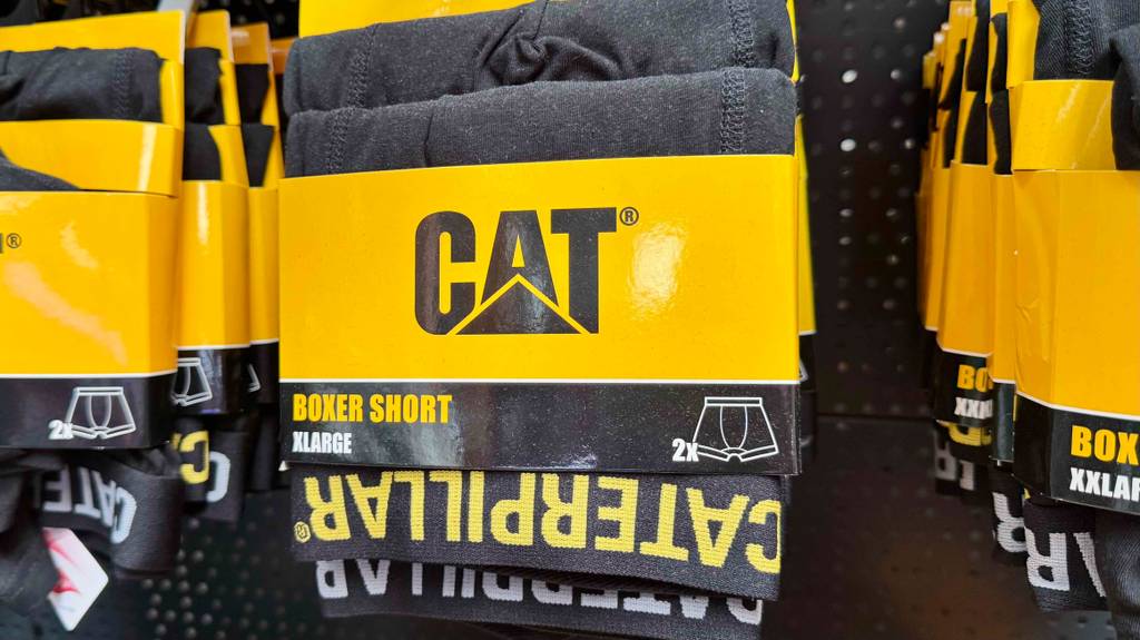 Die getesteten Boxershorts hängen innerhalb von mehreren 2-er-Packungen an einem Verkaufsregal.