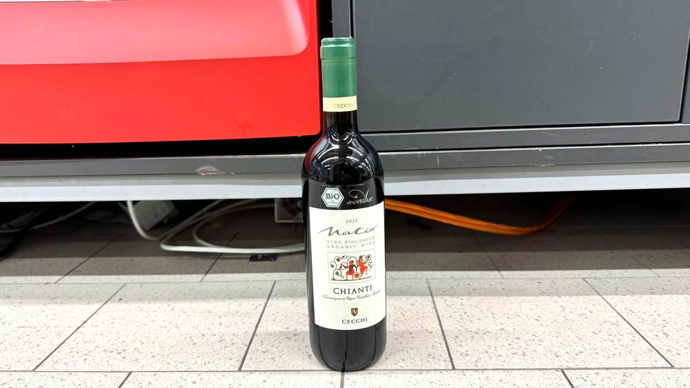 Eine getestete Chianti-Flasche in Bio-Qualität steht auf einem Boden.