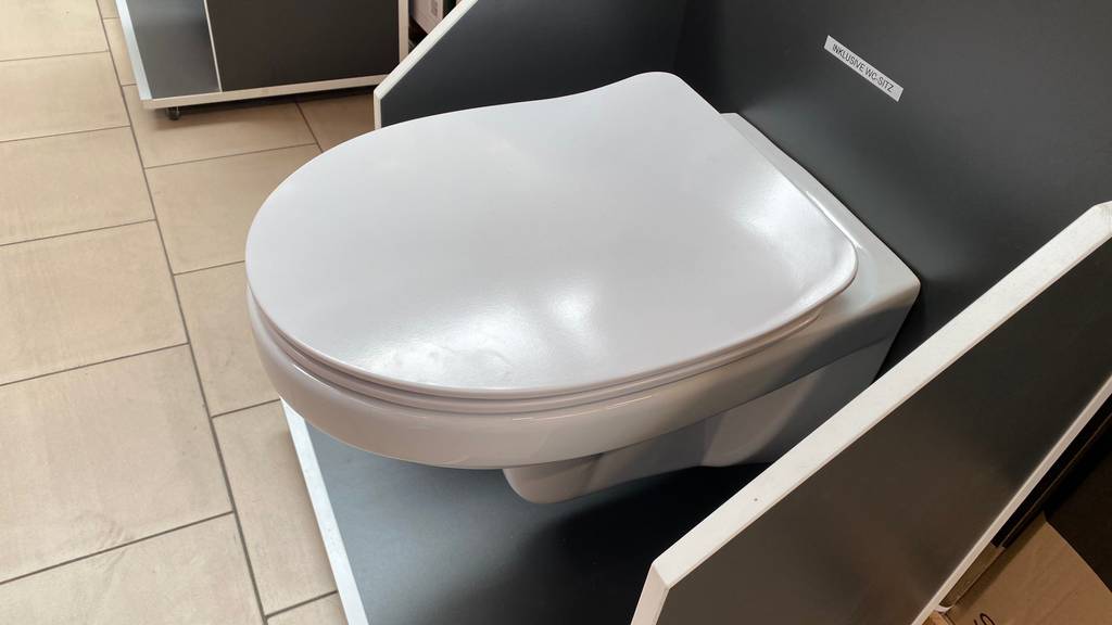 Wand-WC getestet: Ein WC schräg von der Seite in einer Austellung.