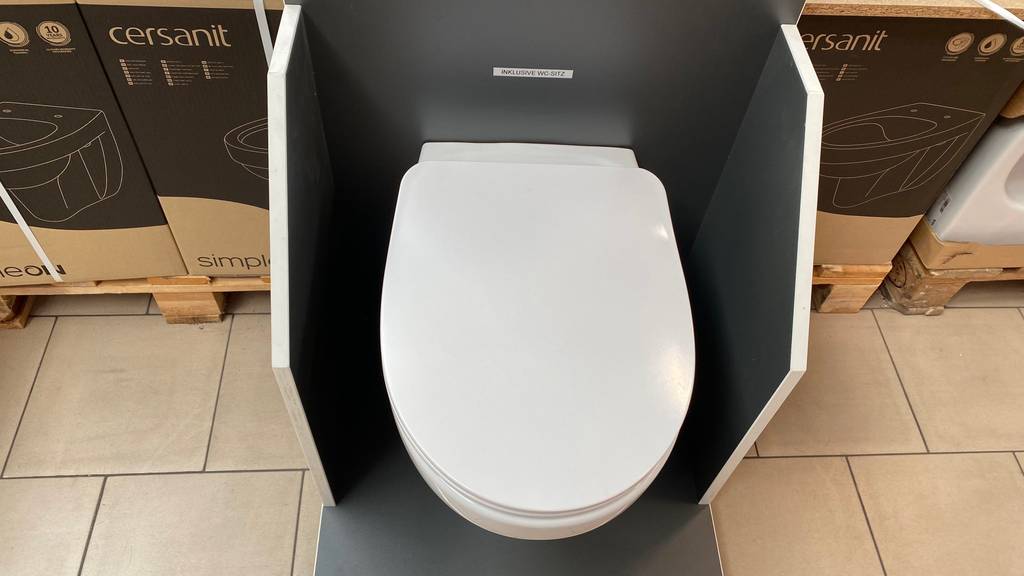 Im Test: Ein Wand-WC von oben in einer Austellungsfläche.
