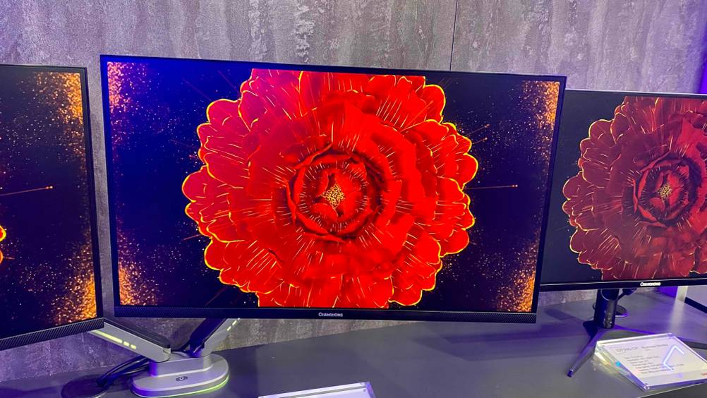 Gaming-Monitor 27 Zoll im Test: Mehrere Gaming-Monitore nebeneinander auf einer dunklen Oberfläche