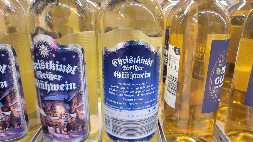 Rückseite des Etiketts auf der getesteten Flasche des weißen Glühweins.