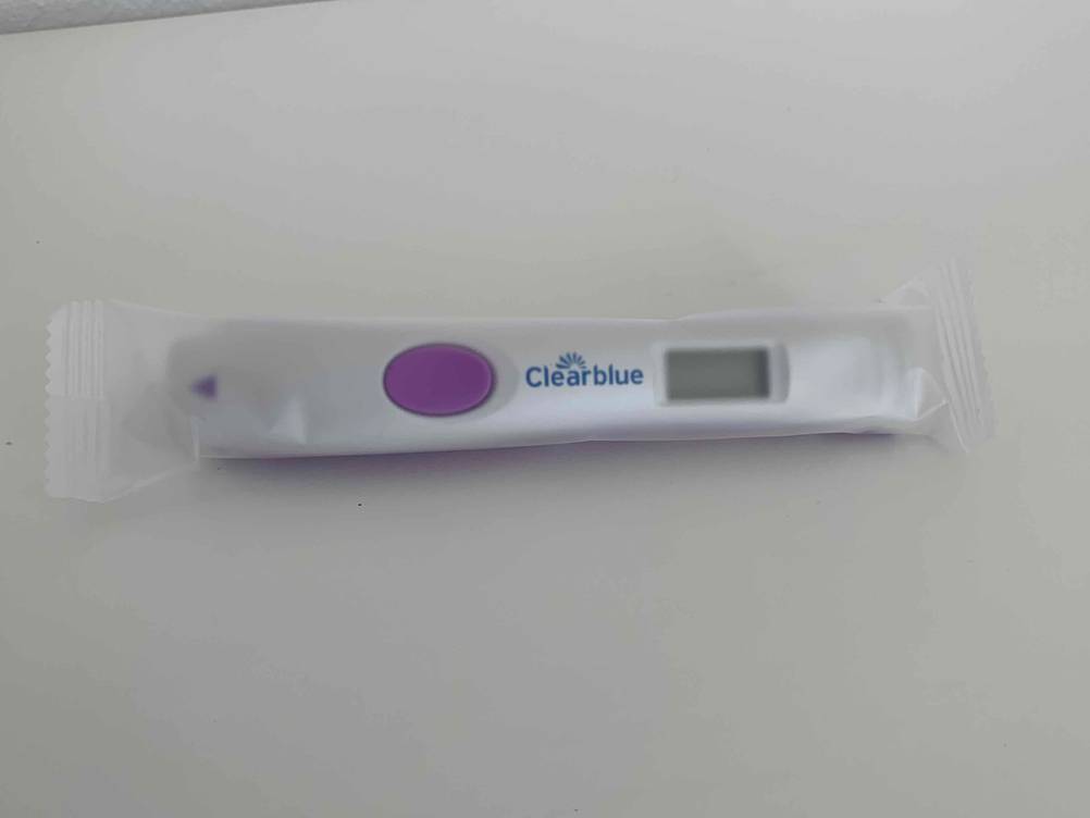 Ovulationstest im Test: Ein eingepackter Ovulationstest von Clearblue auf einer weißen Fläche liegend.