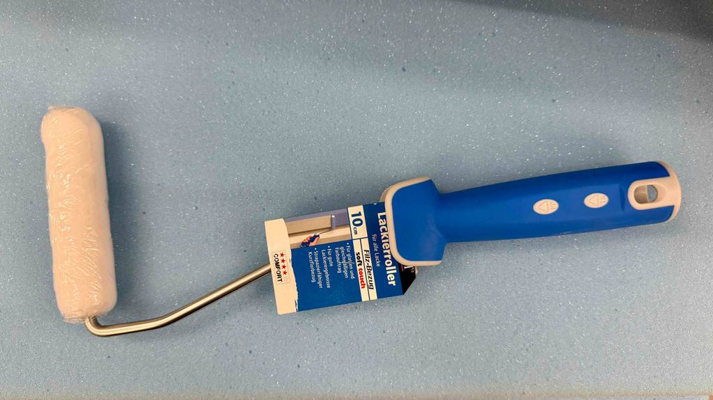 Der getestete Lackierwalzer mit einem 5-cm-Farbroller liegt auf einer hellgrauen Oberfläche.