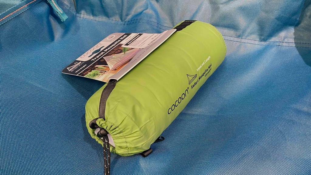 Moskitonetz-Test: eine grüne Aufbewahrungstasche mit Moskitonetz darin. 