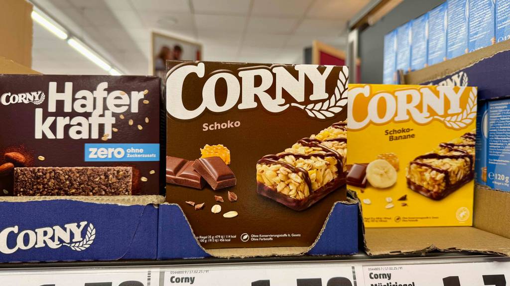 Getestet: Mehrere Packungen der Corny-Riegel in verschiedenen Geschmacksrichtungen stehen in einem Regal.