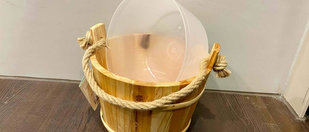 Saunakübel getestet: ein Saunakübel aus Holz mit Plastikeinsatz darin platziert.