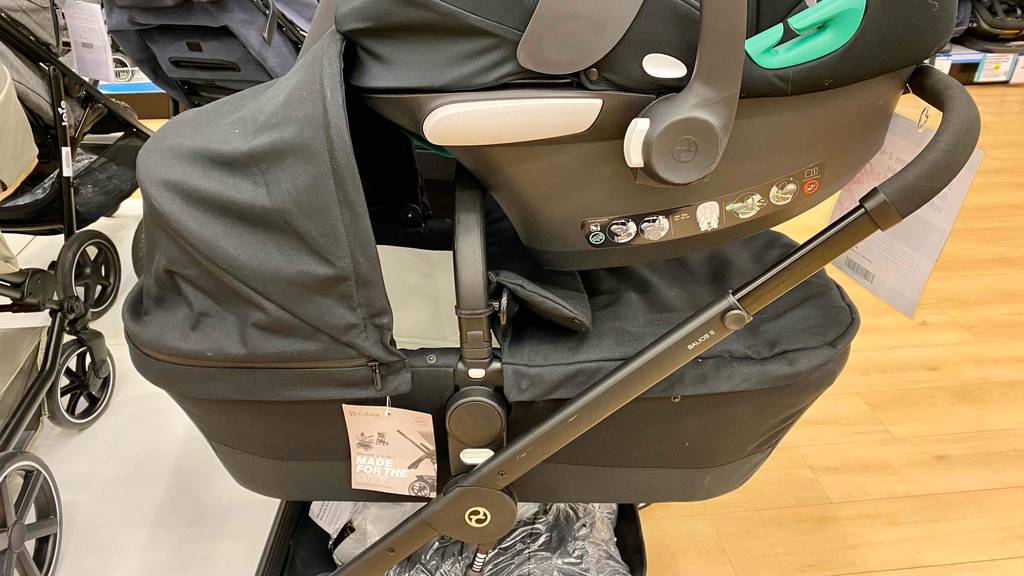 2-in-1-Kinderwagen getestet: ein 2-in-1-Kinderwagen mit Wannenaufsatz und darauf einer Babyschale darauf platziert.
