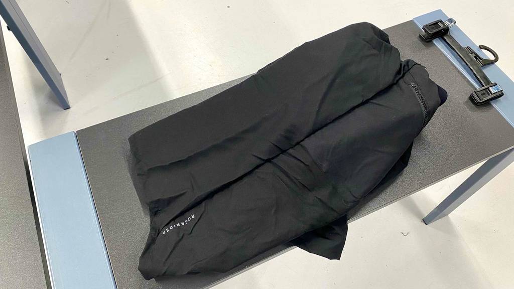Bike-Shorts-Herren-Test: eine schwarze Bike-Short zusammengefaltet auf einem Tisch.