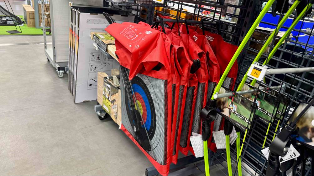 Mehrere getestete Bogensets hängen in einem Regal.