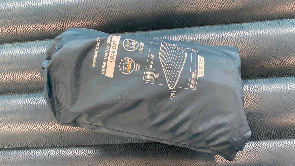 Doppel-Luftmatratze getestet: Der Schutzbeutel in Nahaufnahme auf einer Matratze.