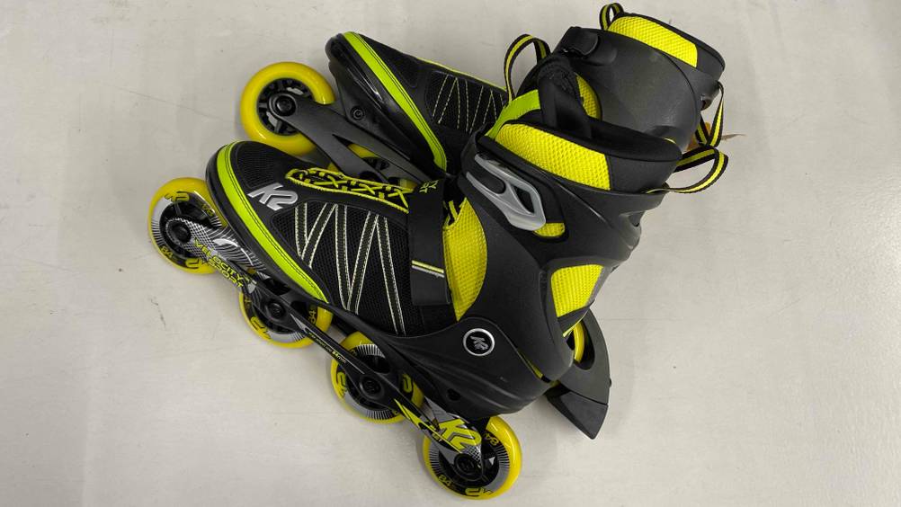 Inline-Skates-Herren im Test: zwei Inline-Skates aufeinander liegend von der Seite ersichtlich.