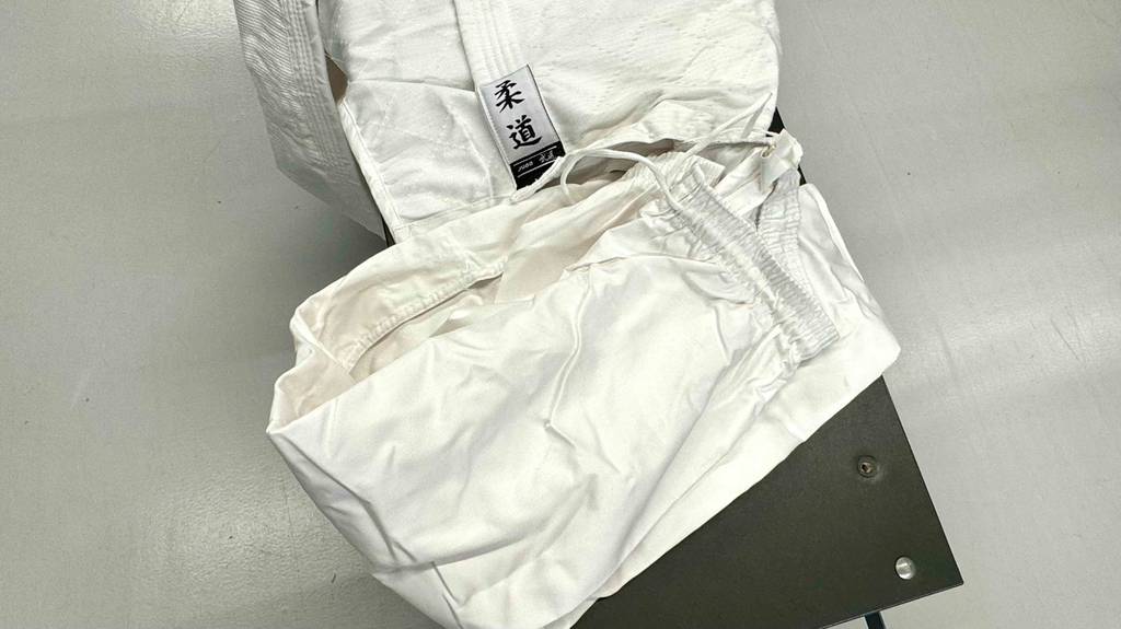 Die weiße Hose des getesteten Judoanzugs im Fokus.