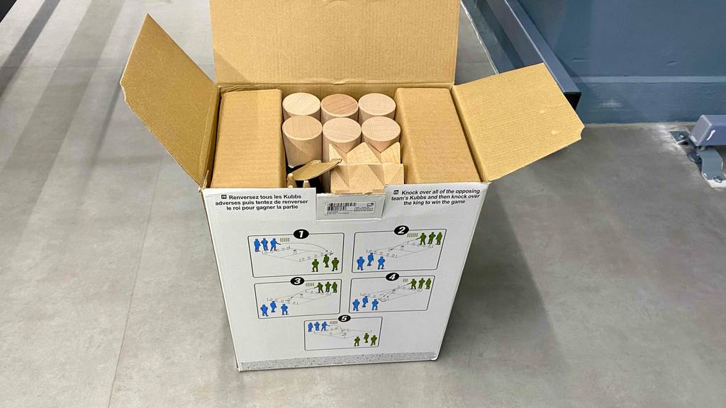 Decathlon-Kubb-Spiel im offenen Karton