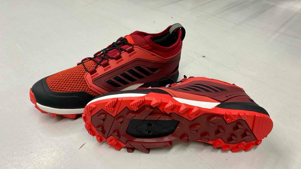  MTB-Schuhe für Damen im Test: ein Schuh mit Fokus auf die Sohle und der andere daneben stehend.