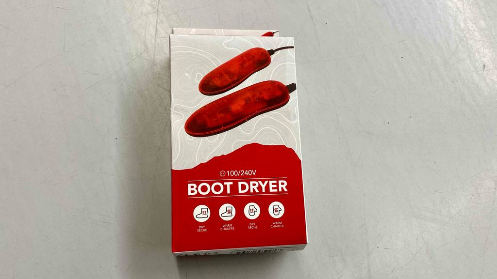 Schuhtrockner im Test: eine verschlossene Verpackung von Schuhtrockner liegt auf einem Boden.