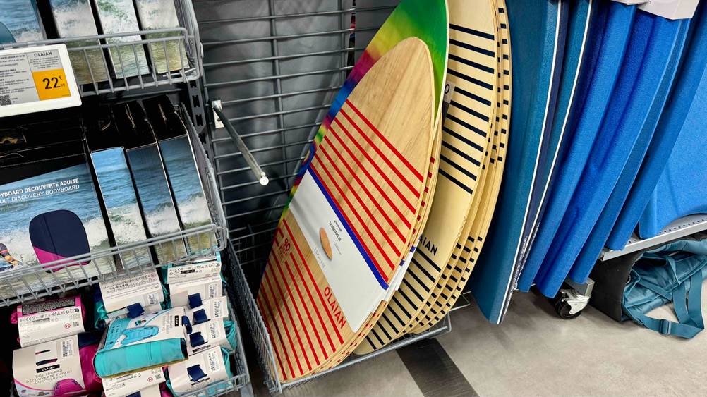 Mehrere Skimboards die getestet wurden sind in einem Geschäft aufgereiht.