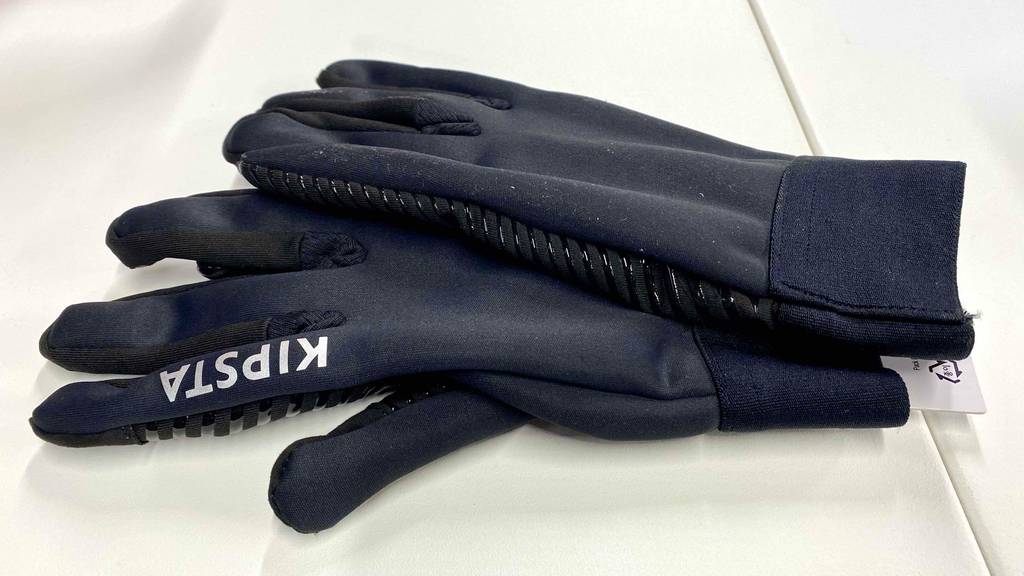 Touchscreen-Handschuhe getestet: ein Paar Touchscreen-Handschuhe liegend aufeinander.