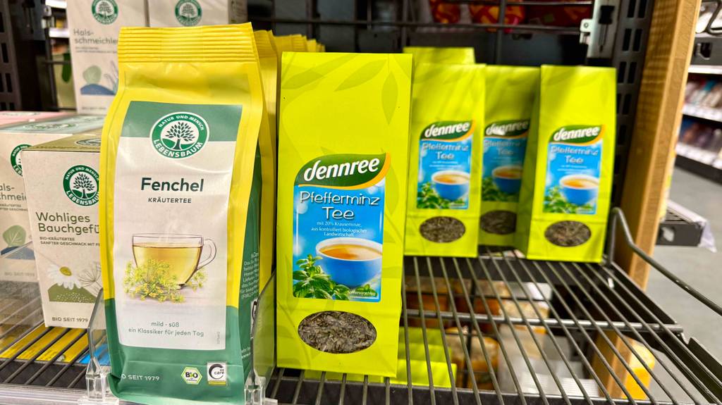 Test: mehrere Beutel Bio-Pfefferminztee sind in eine Geschäft einsortiert, wobei sich daneben andere Sorten Tee befinden.