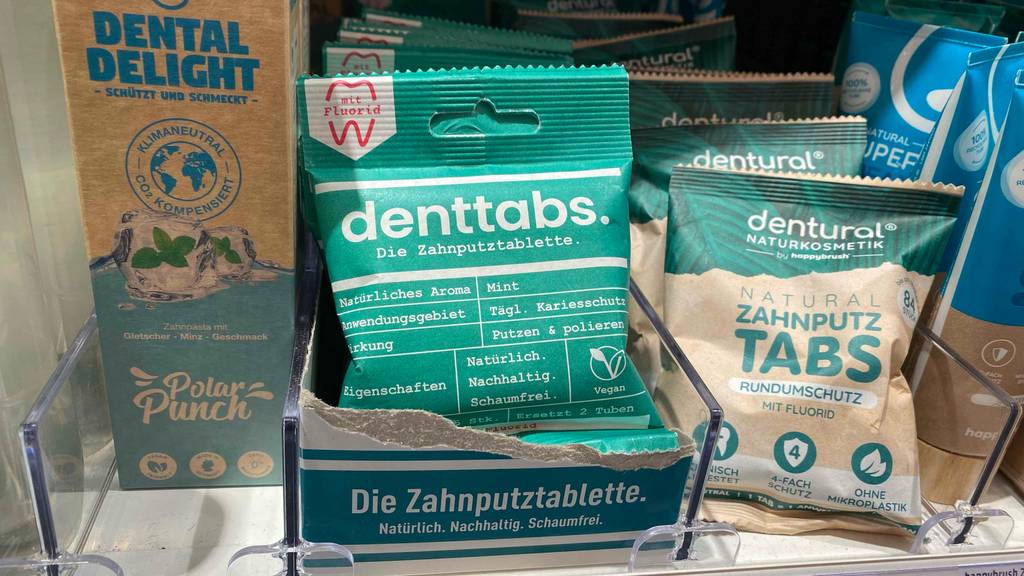 Im Test: Eine Packung Zahnputztabletten steht neben anderen Produkten im Regal.