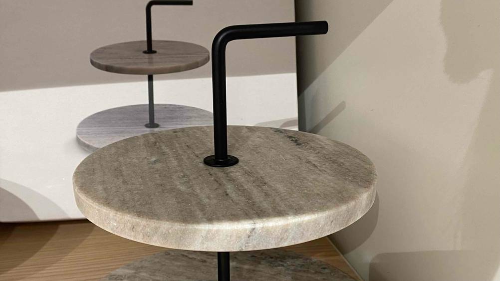 Im Etageren-Test: Nahaufnahme vom Griff einer Etagere.