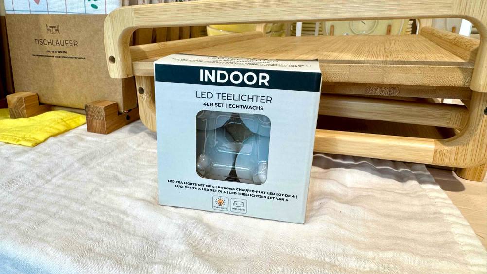 LED-Teelicht-Test: Teelichter für den Indoorbereich sind auf einem Stoff platziert.
