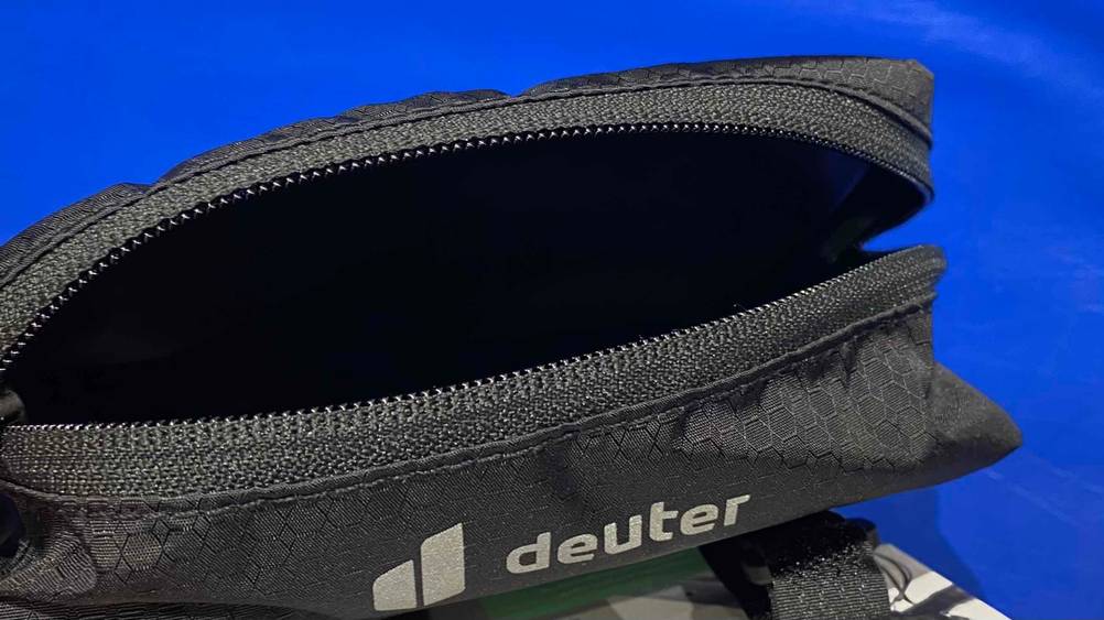 Eine getestete Fahrrad-Lenkertasche mit geöffnetem Reisverschluss vor einem blauen Hintergrund.