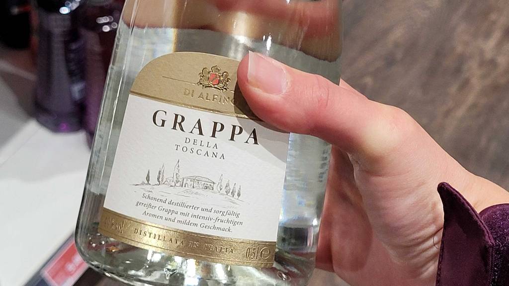 Grappa im Test: Etikett von Grappa Della Toscana in Nahaufnahme.